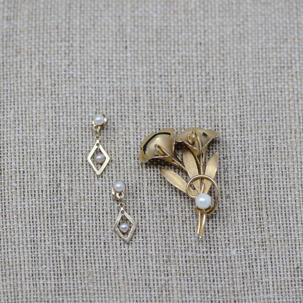 Vintage Gold Tone Calla Lily Brooch & Dangle dainty Earrings Set With Faux Pearl